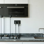 découvrez comment connecter un four et une plaque de cuisson sur une seule prise en respectant les normes électriques, en évitant les risques et en adoptant des solutions sécurisées pour votre cuisine.