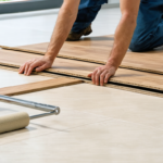 découvrez les conditions indispensables pour installer du parquet sur du lino, les risques à anticiper et les bénéfices à tirer de cette installation pour un sol durable et esthétique.
