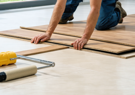 découvrez les conditions indispensables pour installer du parquet sur du lino, les risques à anticiper et les bénéfices à tirer de cette installation pour un sol durable et esthétique.