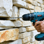 découvrez nos astuces efficaces pour percer un mur en pierre sans l'endommager et réussir vos travaux en toute sécurité et précision.