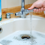 découvrez des astuces simples et efficaces pour déboucher facilement votre évier bouché sans effort. guide pratique pour retrouver un écoulement rapide et éviter les réparations coûteuses.