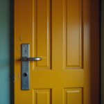 Peindre une porte : faut-il le faire avant ou après l'installation ?